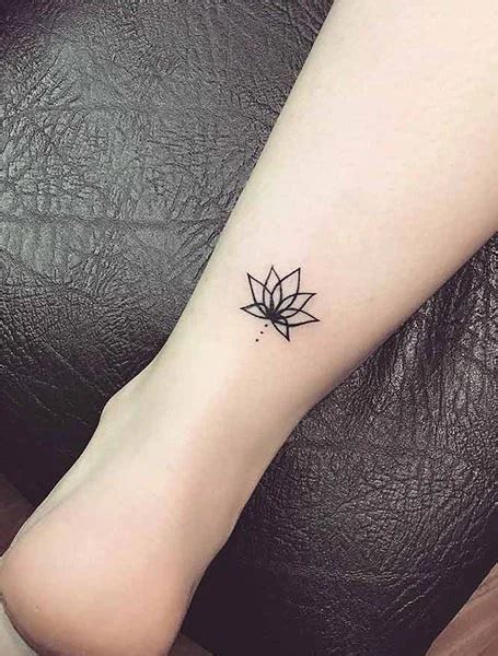 tatuaggio fiore piede|Tatuaggio fiore di loto: 30 proposte per il 2022!